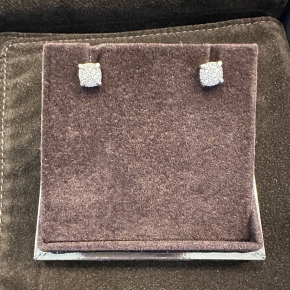 Chatelaine® Stud Earrings in 18K white Gold with Pavé Diamonds - Picture 3 of 3